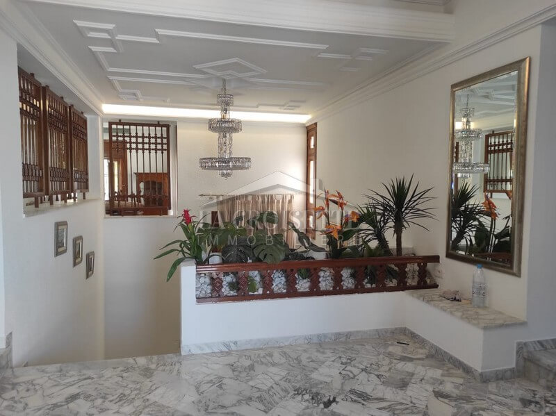 Villa S+6 avec piscine à Carthage